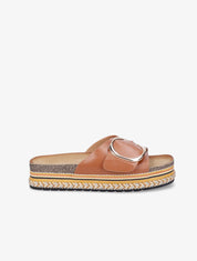 Claquettes à boucle et semelle stylisée - Camel - 5
